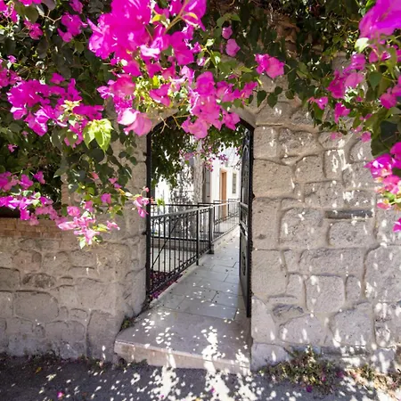 Vila W Ac- Balcony - Backyard -5 Mins