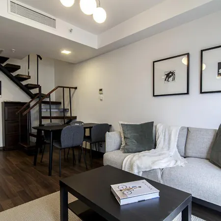 Vila W Ac- Balcony - Backyard -5 Mins